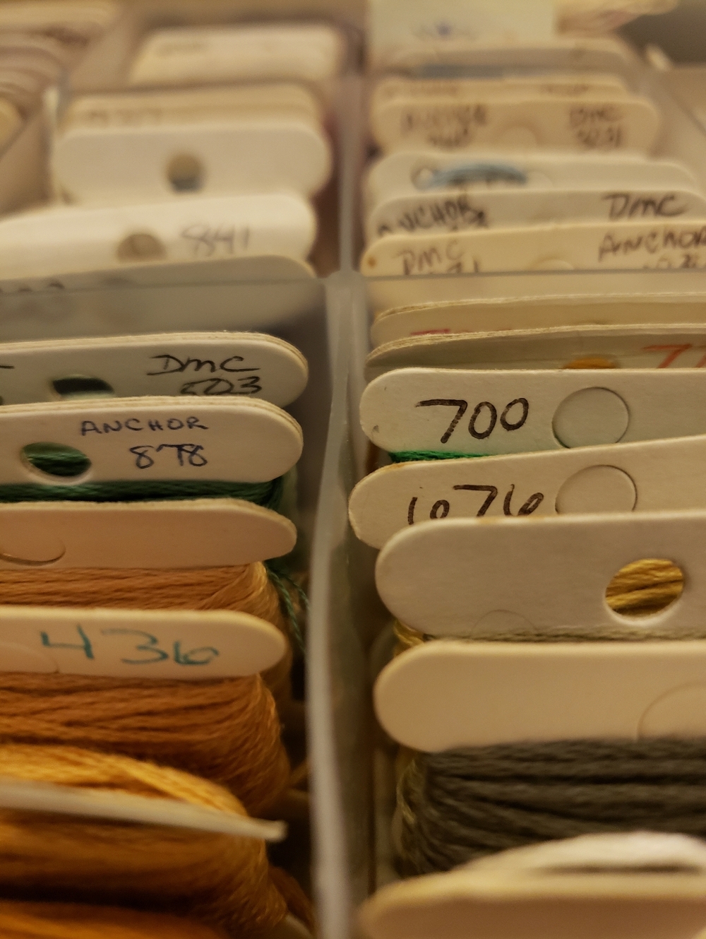 Vintage Embroidery Floss & Storage Organizer Lot 96 Bobbins - Picture 4 of 11